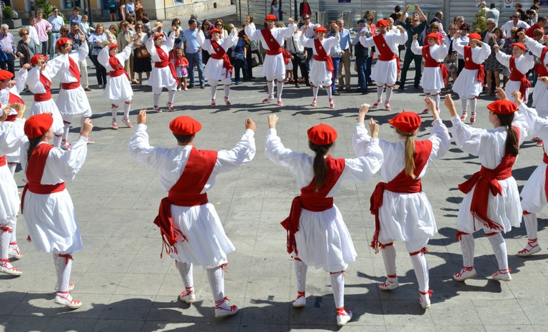 Zuricheko Folklore Jaialdian dantzatuko du Kezka dantza taldeak