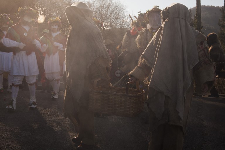 Koko-marruak aseturik eta baserritarrak pozik