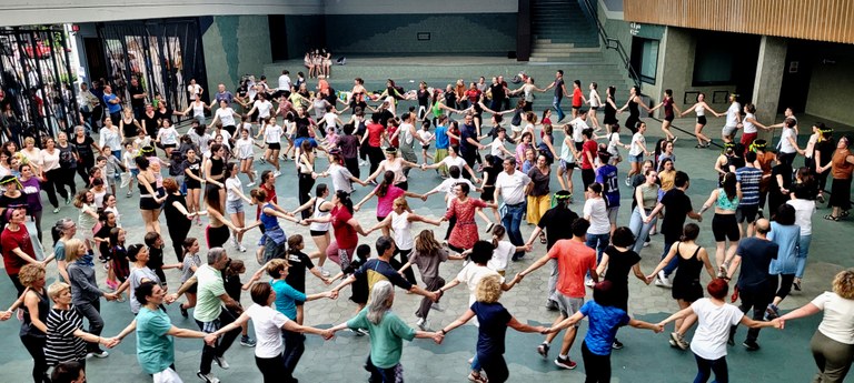 Komunitatea dantzan Euskal Jaian Deportiboaren mendeurrena ospatzeko Komunitatea dantzan Euskal Jaian Deportiboaren mendeurrena ospatzeko