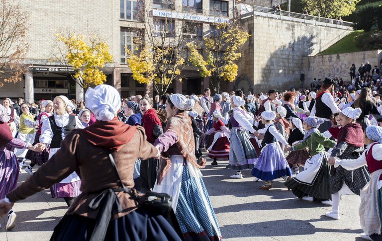 Plazara dantzara 2016 San Andresetan dantzan