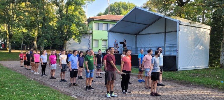 Dena prest Arrateko Amaren dantzen egun handirako