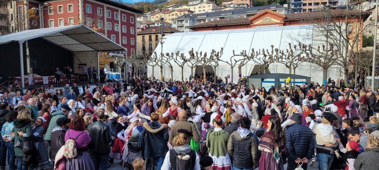 Goiz eta arratsaldez dantzan San Andres egun eguzkitsuan