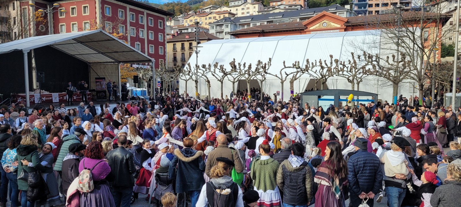 Goiz eta arratsaldez dantzan San Andres egun eguzkitsuan