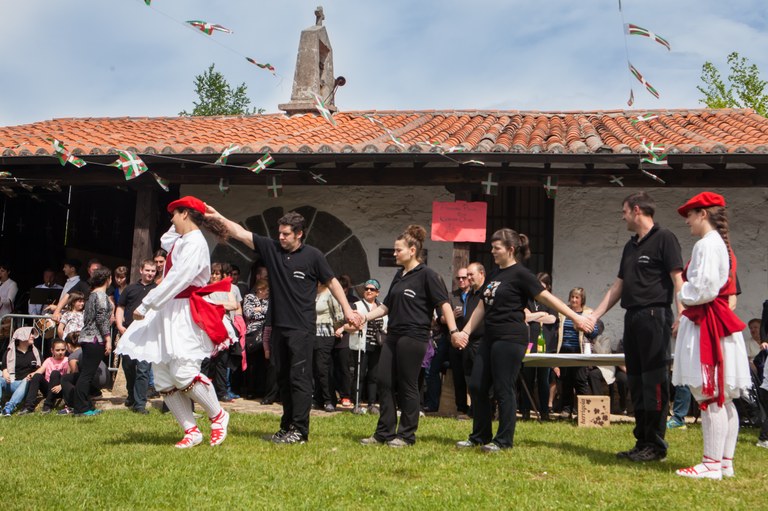 Soka-dantza Santa Kurutzeko ermitan 2015 Soka-dantza Santa Kurutzeko ermitan 2015