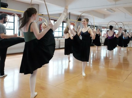 Utah-ko ballet ikasleak euskal dantzak ikasten Utah-ko ballet ikasleak euskal dantzak ikasten