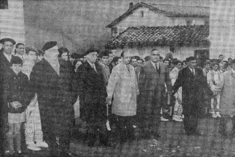 Gipuzkoako kulturzaleek Iztueta aurreskuan omendu zutenekoa Gipuzkoako kulturzaleek Iztueta aurreskuan omendu zutenekoa