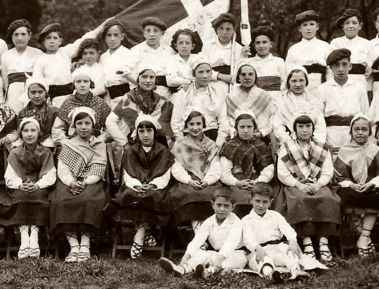 Arrasateko 1933ko poxpolin eta ezpata-dantzariak