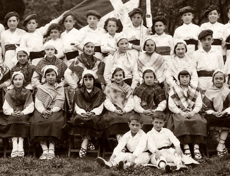 Arrasateko 1933ko poxpolin eta ezpata-dantzariak