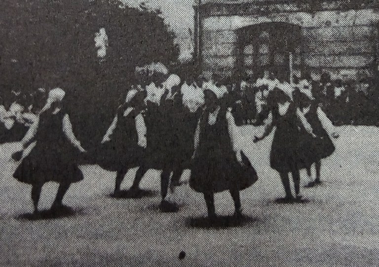 Dantzari gor-mutuak eta txistulari itsuak