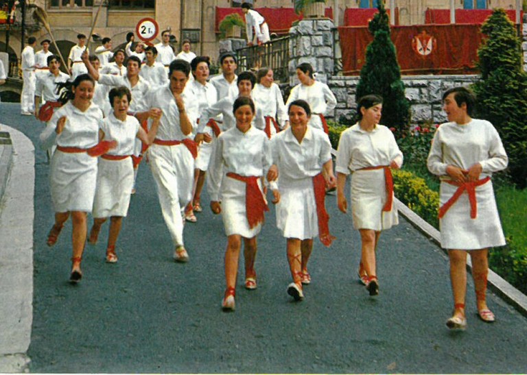 Zer programa zuen euskal dantza jaialdi batek orain 50 urte?