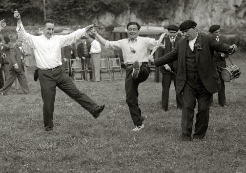 Hamar senideak korroan dantzan, eta ama alargundua begira