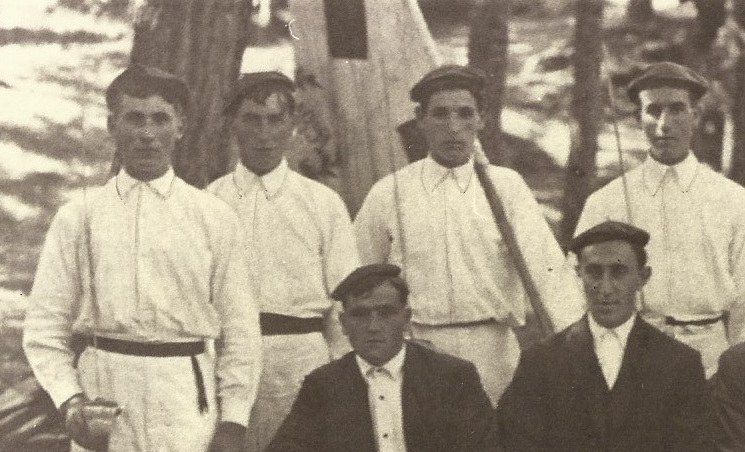 Izurtzako dantzariak zuri-beltzean Izurtzako dantzariak zuri-beltzean