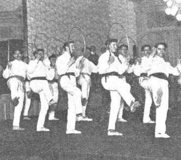 Jose Urtubi, itsasoaren alde banatako bi dantza talderen zuzendaria