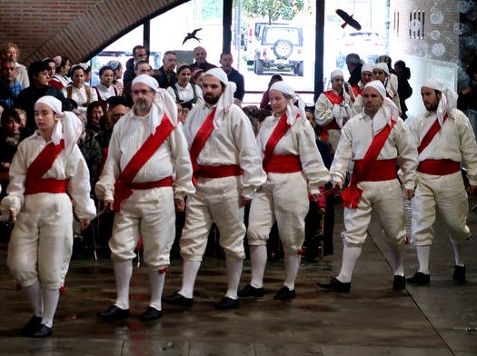 Txapin beltzak jantzi dituzte Legazpiko ezpata-dantzariek