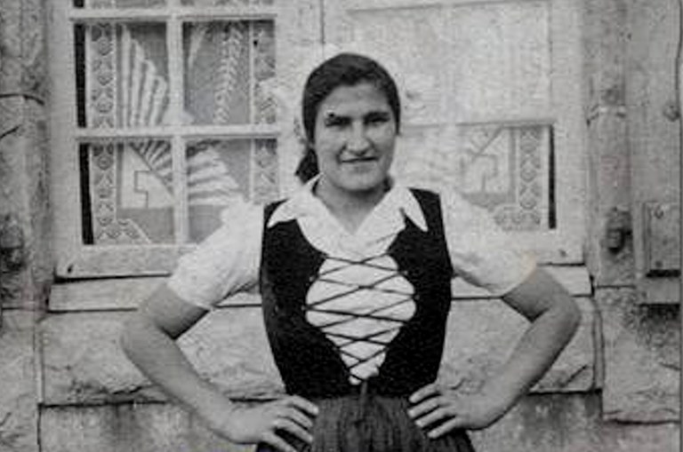 Salutxu Etxebarria, erbestean zein etxean dantzari