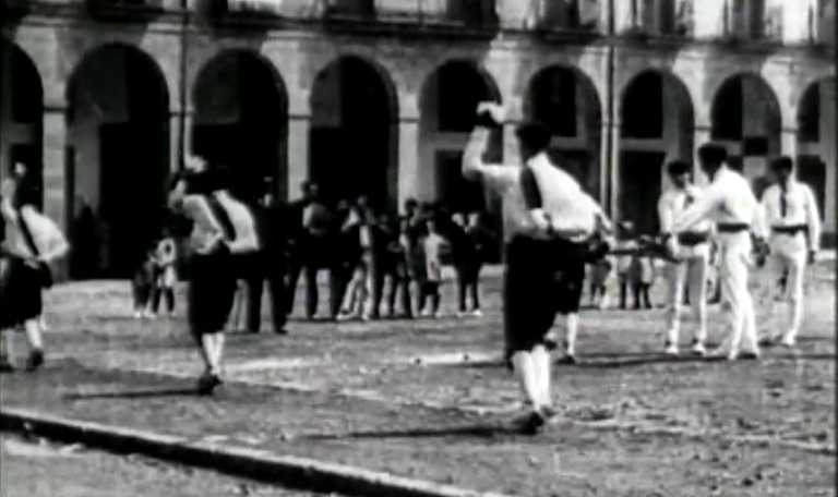 Zumarragan, ezpata-dantzara agertu ez zirelako atxilotu zituzten dantzariak Zumarragan, ezpata-dantzara agertu ez zirelako atxilotu zituzten dantzariak