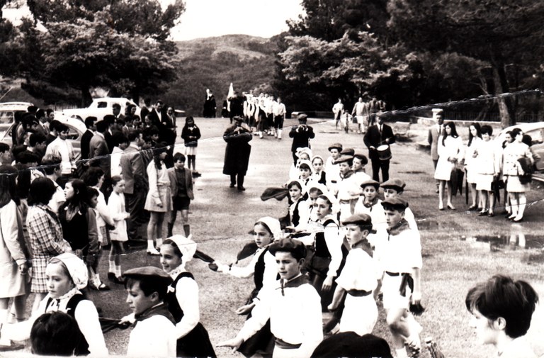 Larraiza dantza taldeko txikien 50. urteurrena