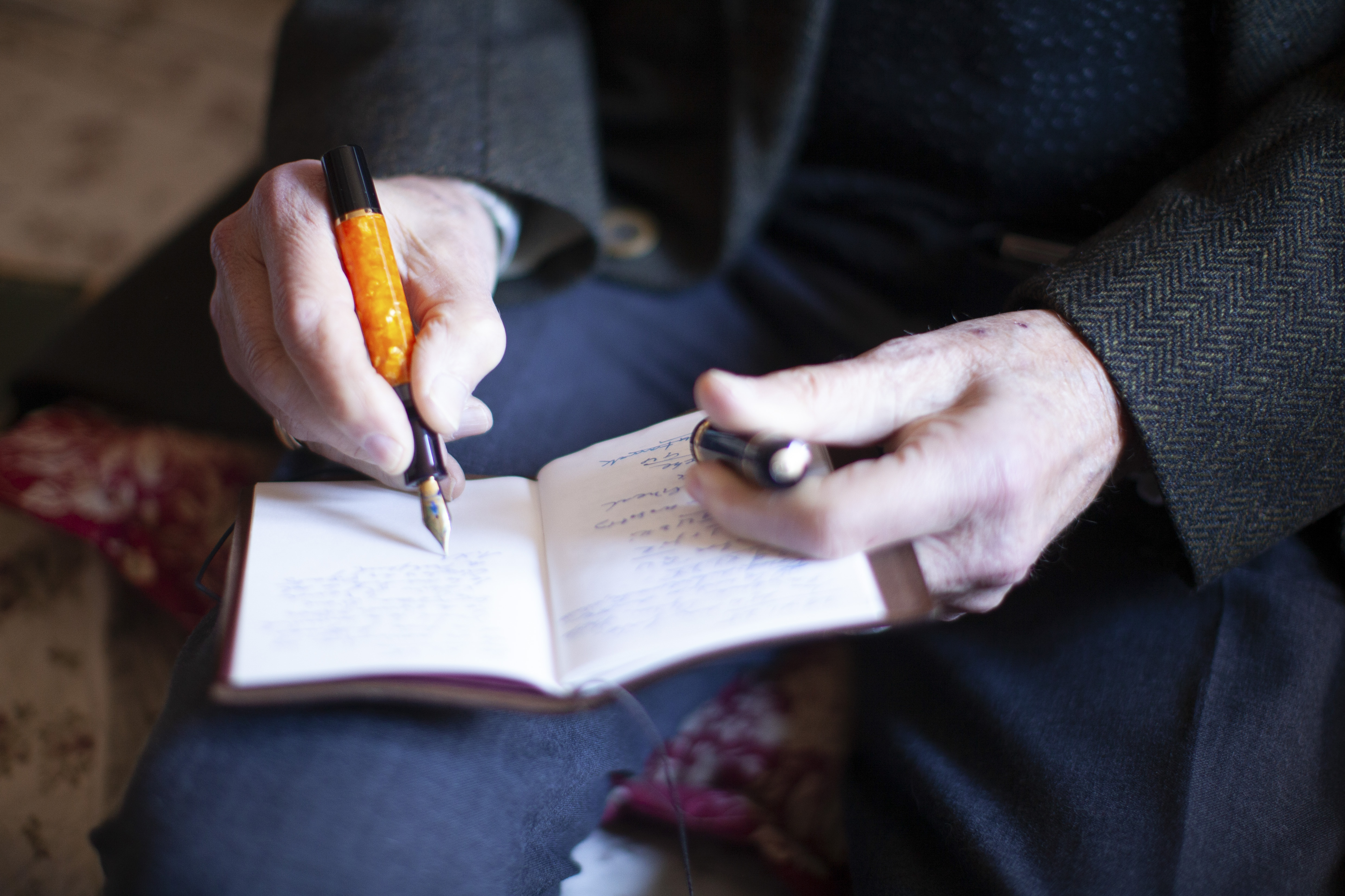 Urbeltz oharrak hartzen. Argazkilaria: Gorka Bravo.