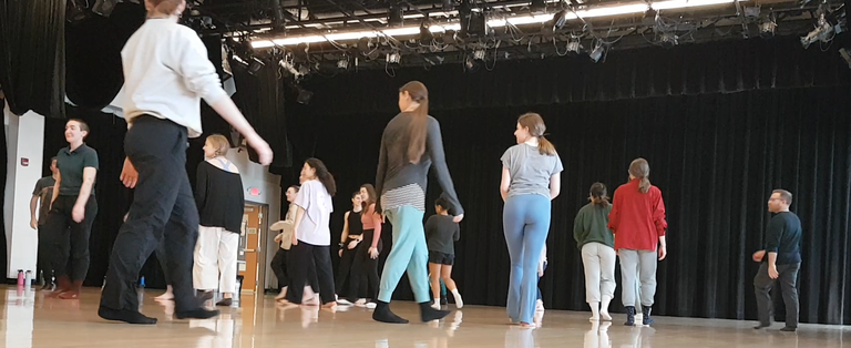 Dantza modernoko klasean Lantz St Olaf