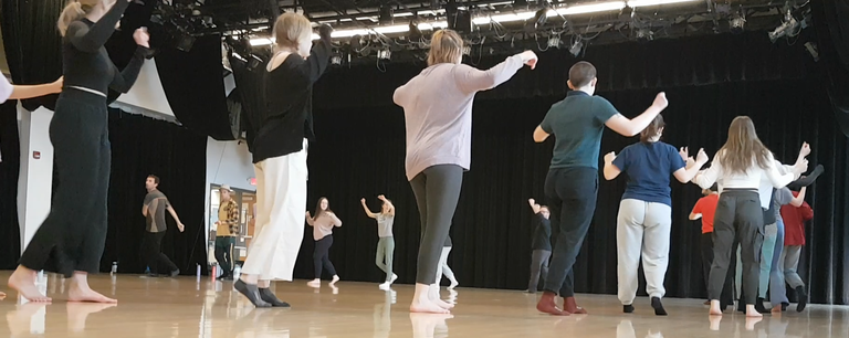 Dantza modernoko klasean Lantz St Olaf