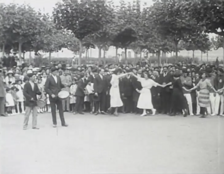 Emakumeak aurreskua dantzatzen 1921ean Santurtzin