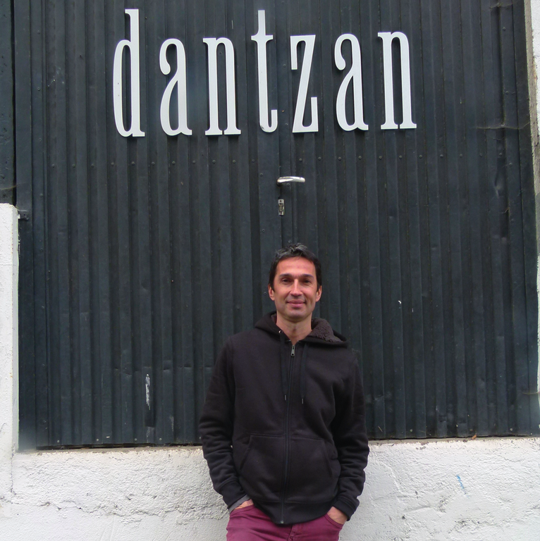 "Behar-beharrezkotzat jotzen dut euskal dantza eskolan irakastea"