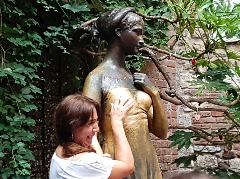 Julietaren titia eta tradizio turistikoen asmazioak Julietaren titia eta tradizio turistikoen asmazioak