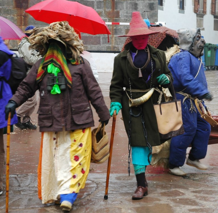 Mozorrotzeaz, hizkuntzalaritzaren eta antropologiaren bidegurutzean