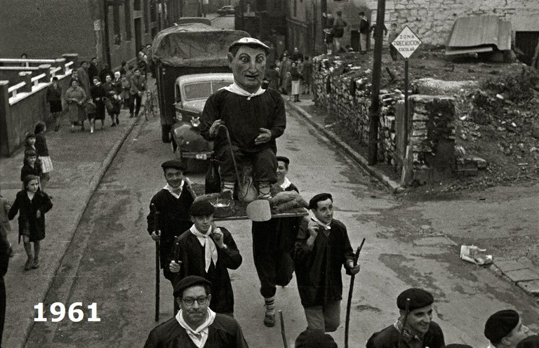 Olentzero begi gorri, umeak zakuan sartu eta lepoa mozten ziena