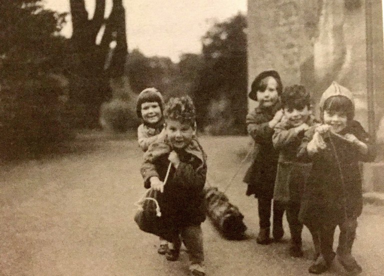 Umeak Yule Log karriatzen