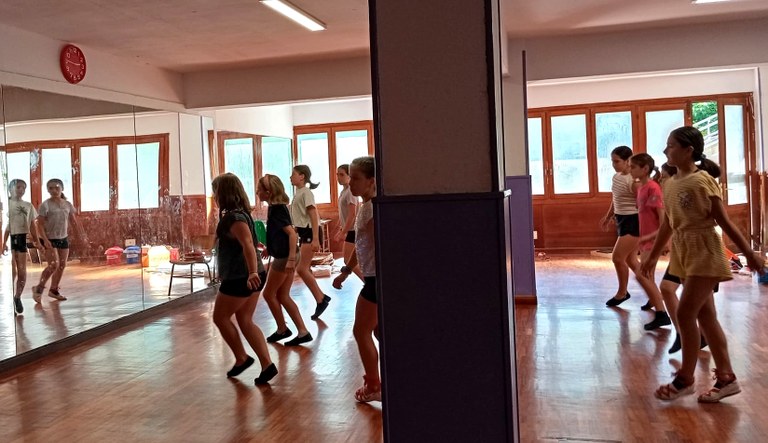 Euskal-dantzan haurrekin: begirada eta praktika eraldatzeko saiakera