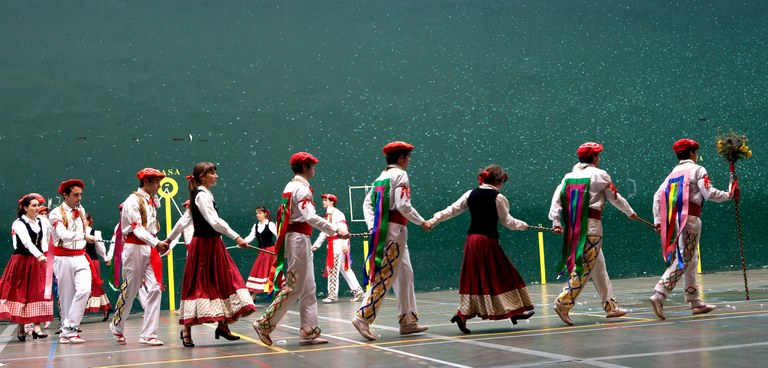 Arrola 80 urte dantzan!