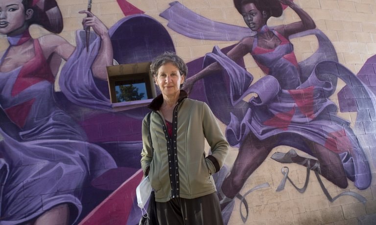 Becky Siegel: “Kultura baten parte izateko modurik onena kultura horretako jendearekin dantzatzea da” Becky Siegel: “Kultura baten parte izateko modurik onena kultura horretako jendearekin dantzatzea da”