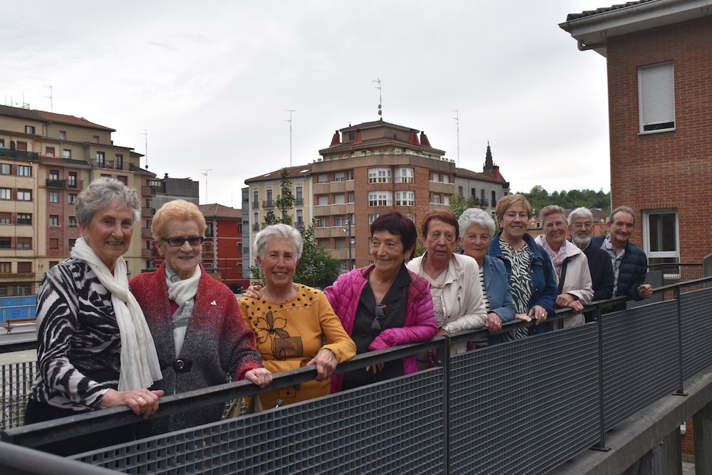 80-90 urte bitarteko dantzariz osatutako euskal dantza taldea