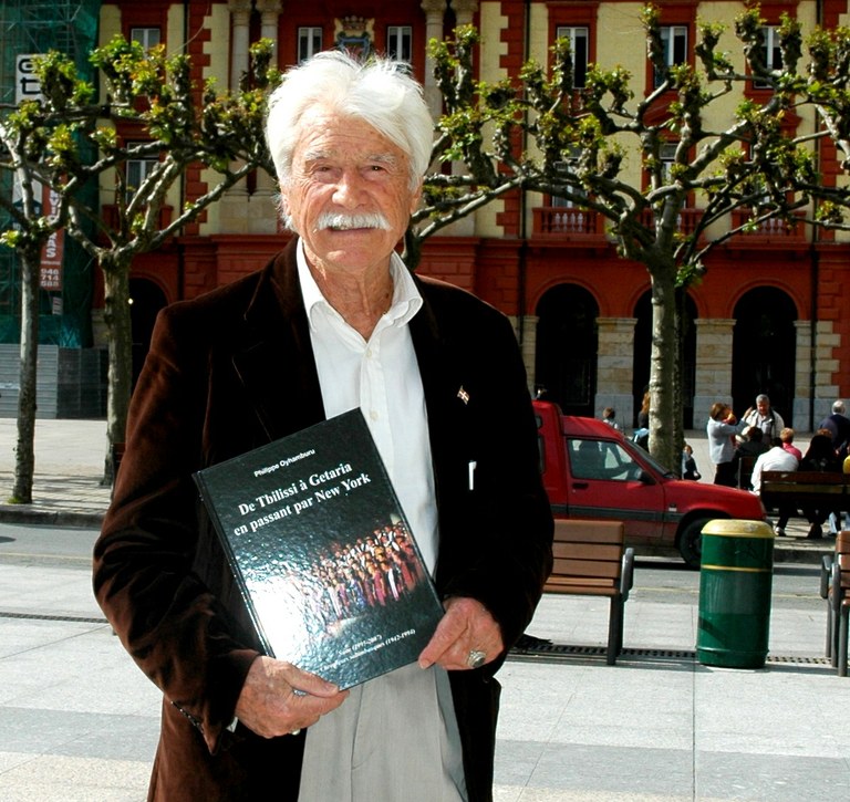 Filipe Oihanburu, mundua zeharkatu duen saltinbanki dotorea