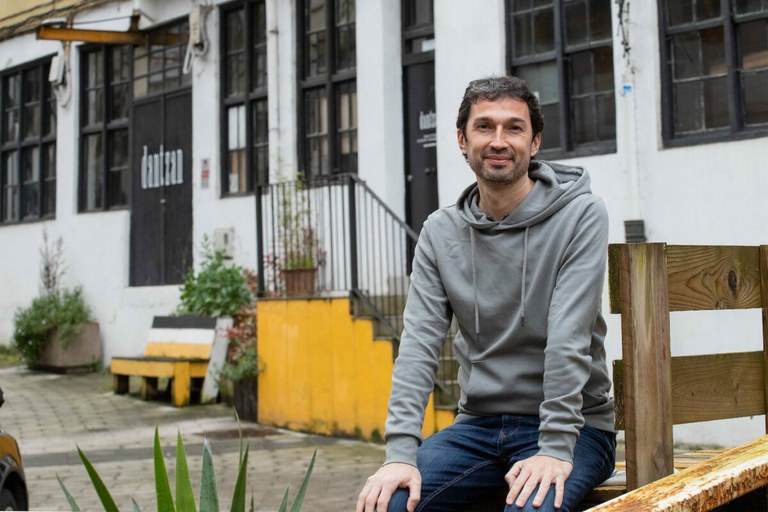 Oier Araolaza: "dantza-mutilazioak oinarrizko espresio-kanal bat mozten digu eta horrek laguntzen gaitu mutil bihurtzen"