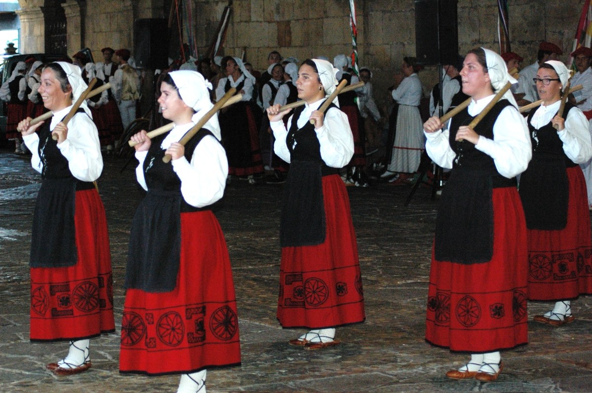 III. Bizkaian emakumeak dantzari